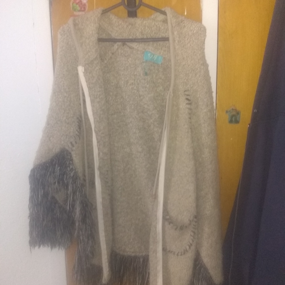 Poncho - Picture 3 of 3